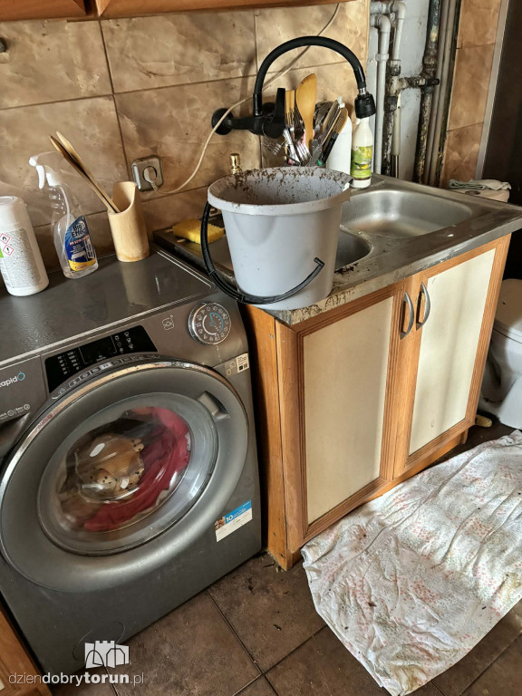 Dybowska 6 - Strop runął, woda wciąż leci