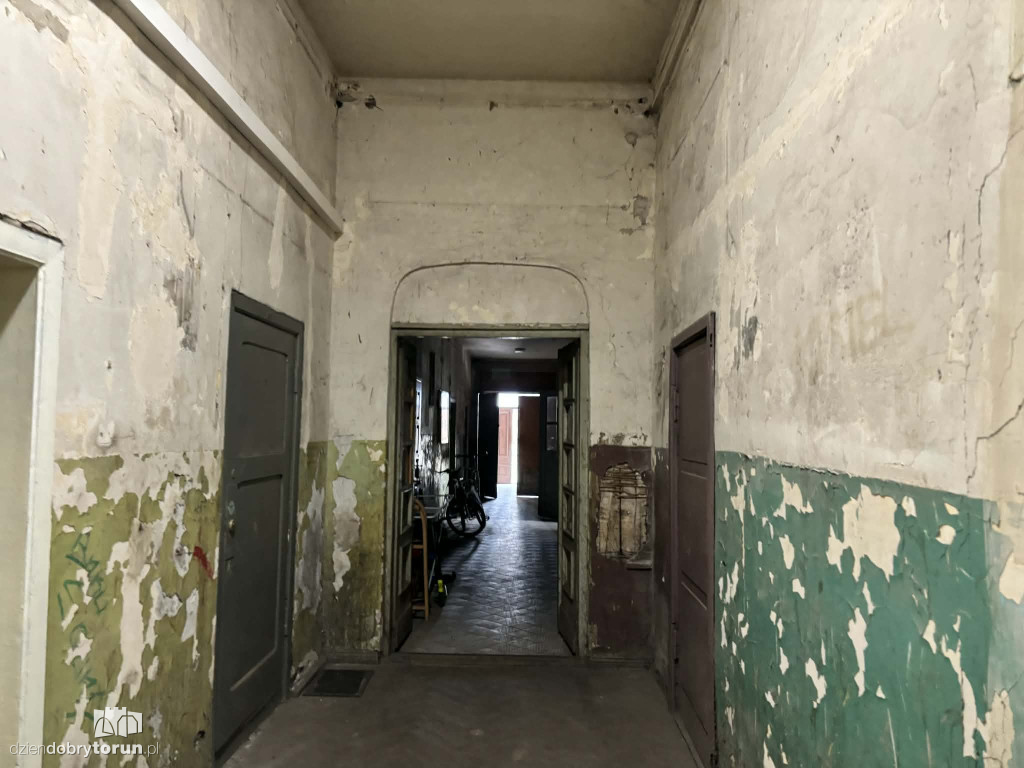 Dybowska 6 - Strop runął, woda wciąż leci