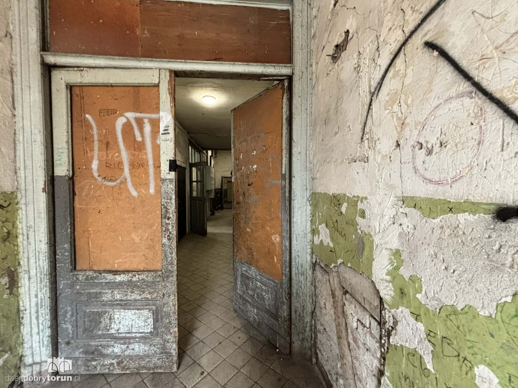 Dybowska 6 - Strop runął, woda wciąż leci