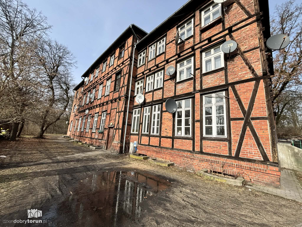 Dybowska 6 - Strop runął, woda wciąż leci