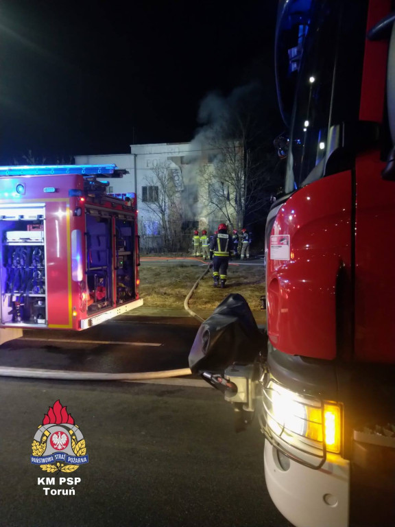 Płonął pustostan przy Wybickiego