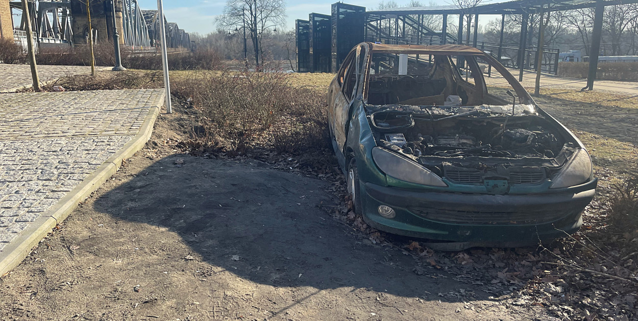 Spalony wrak przy dworcu kolejowym