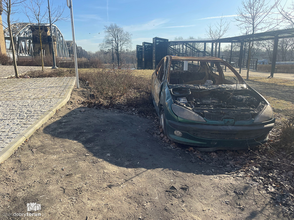 Spalony wrak przy dworcu kolejowym