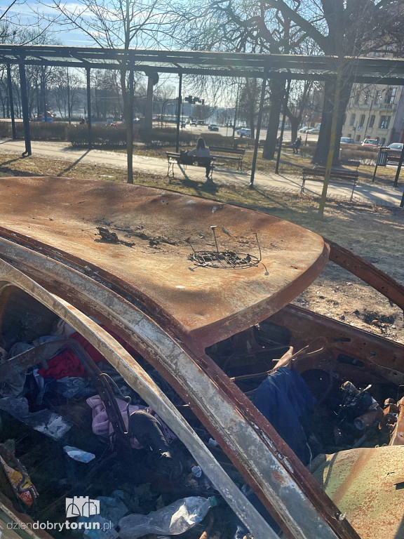 Spalony wrak przy dworcu kolejowym