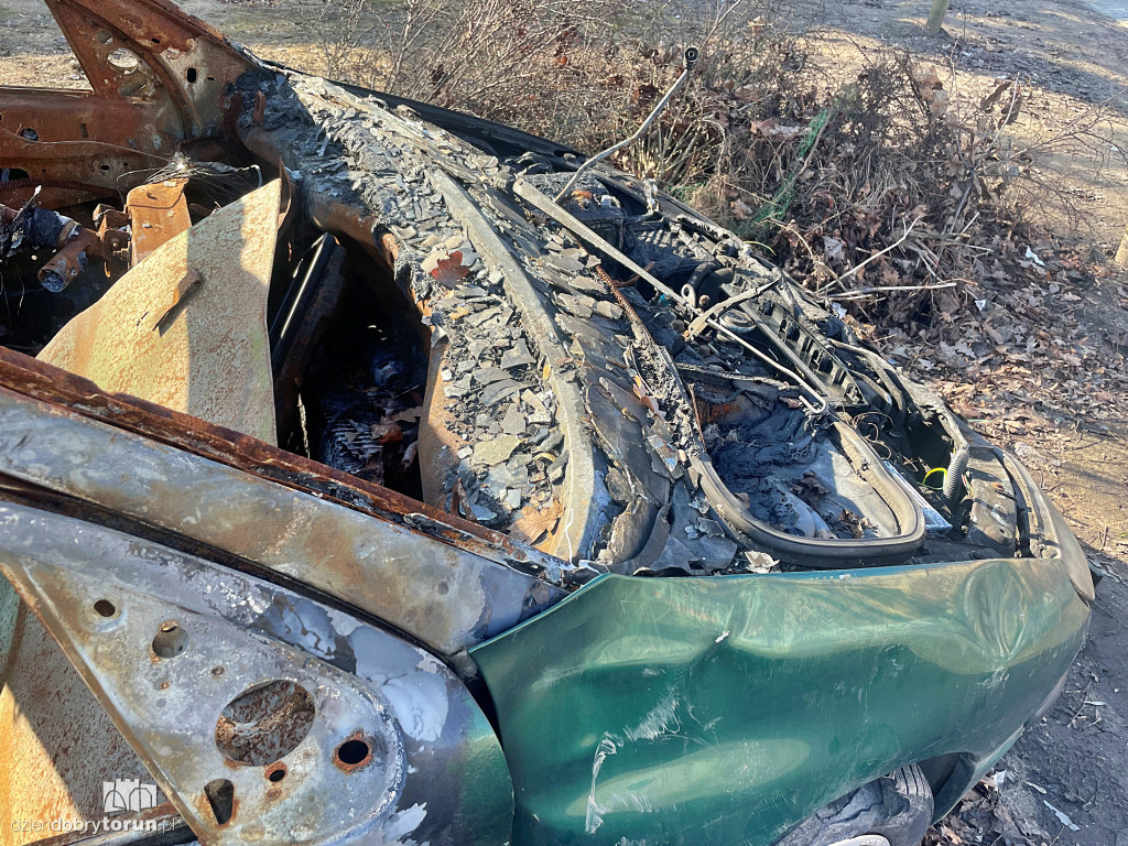 Spalony wrak przy dworcu kolejowym