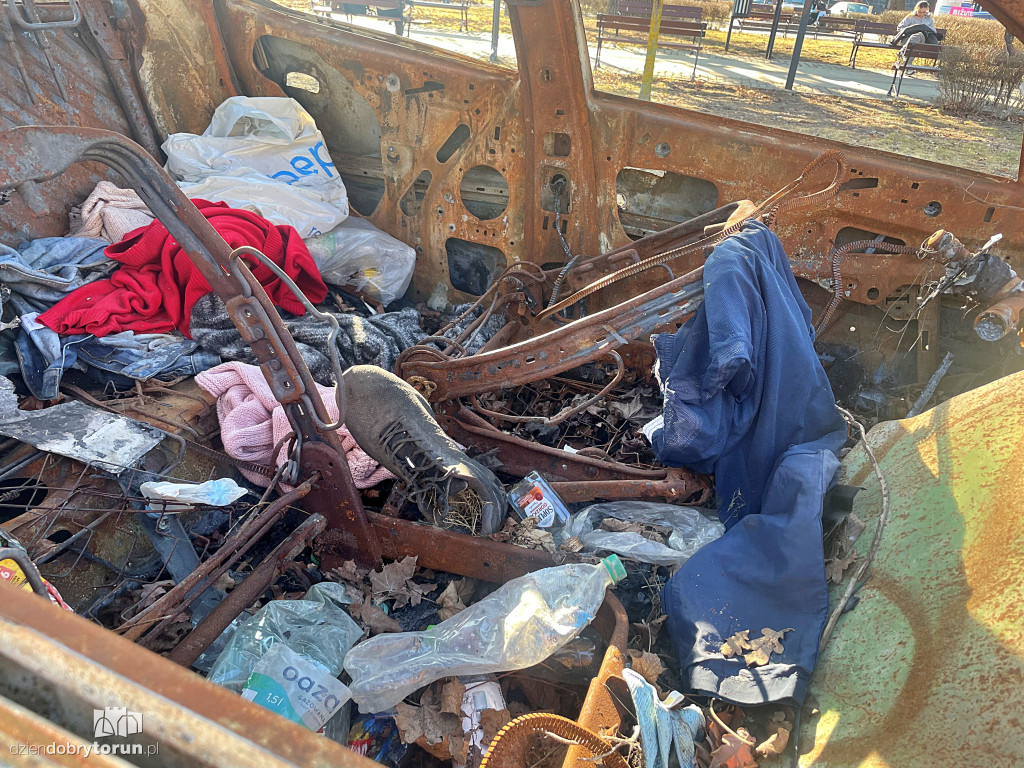 Spalony wrak przy dworcu kolejowym