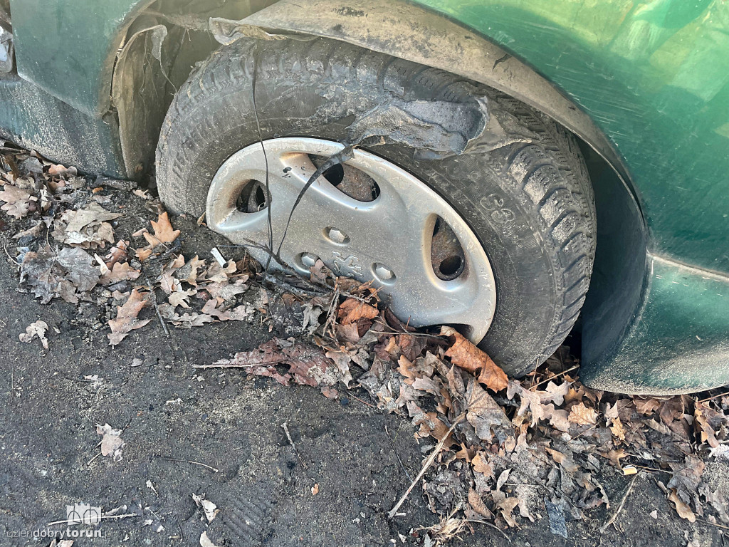 Spalony wrak przy dworcu kolejowym