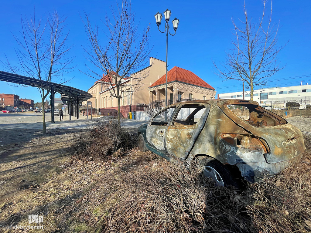 Spalony wrak przy dworcu kolejowym