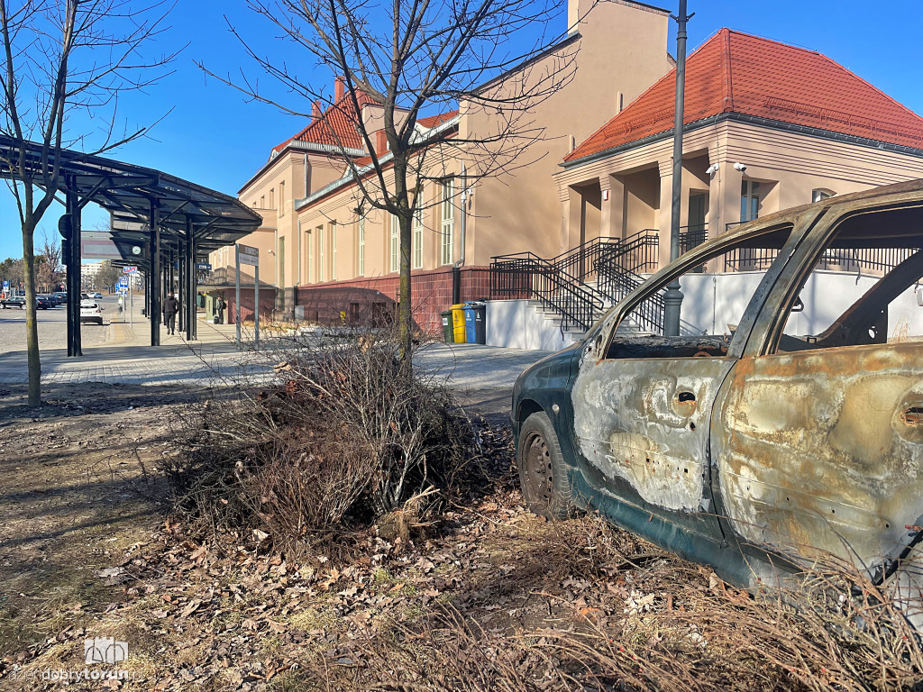 Spalony wrak przy dworcu kolejowym