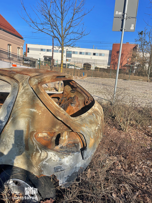 Spalony wrak przy dworcu kolejowym