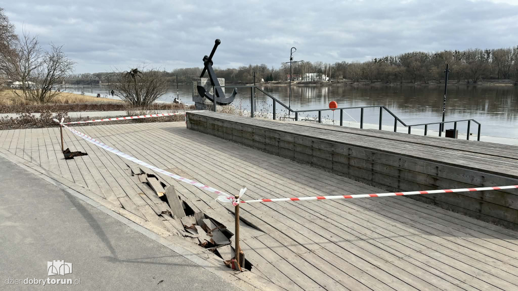 Pomost na bulwarze zniszczony!