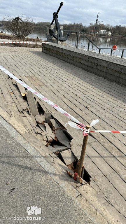 Pomost na bulwarze zniszczony!