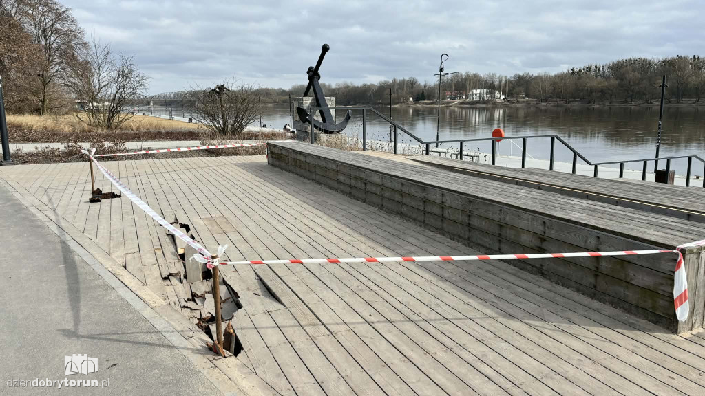 Pomost na bulwarze zniszczony!