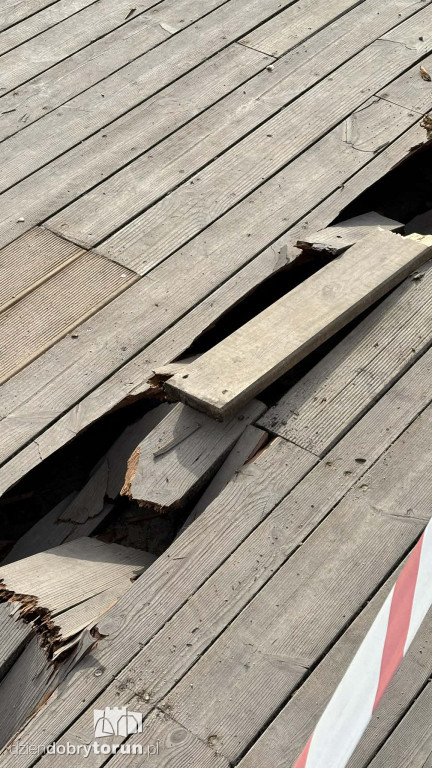 Pomost na bulwarze zniszczony!