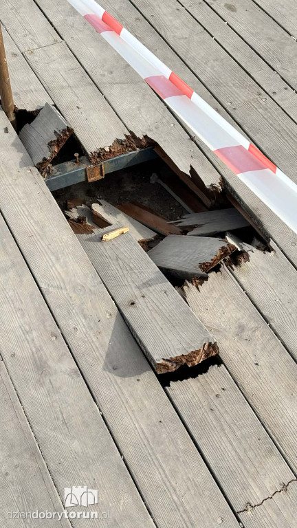 Pomost na bulwarze zniszczony!