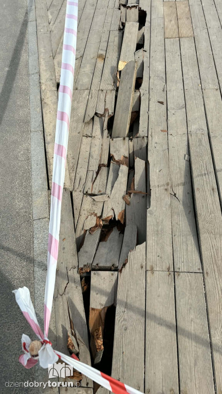 Pomost na bulwarze zniszczony!