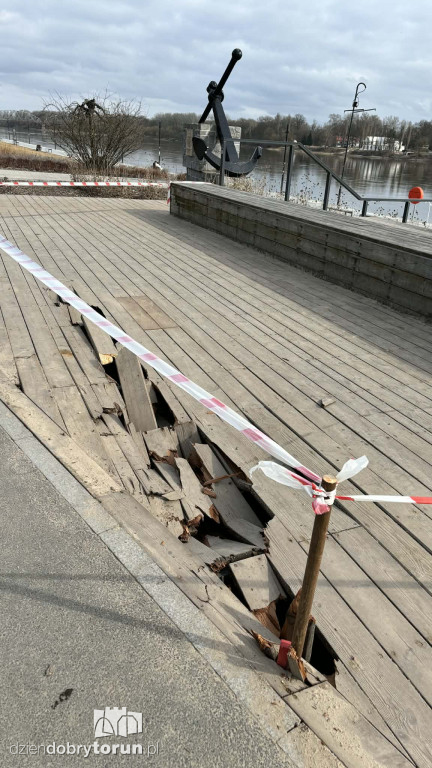 Pomost na bulwarze zniszczony!