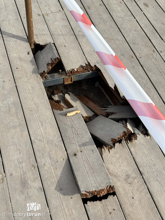 Pomost na bulwarze zniszczony!