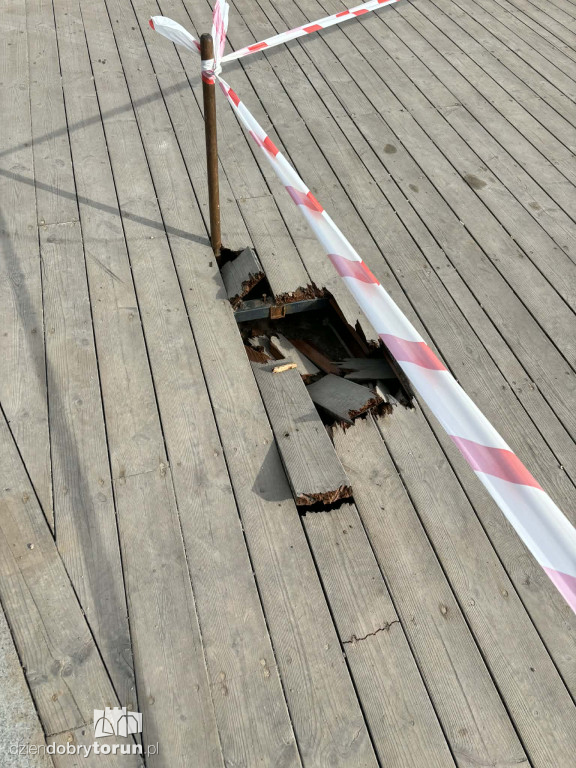 Pomost na bulwarze zniszczony!