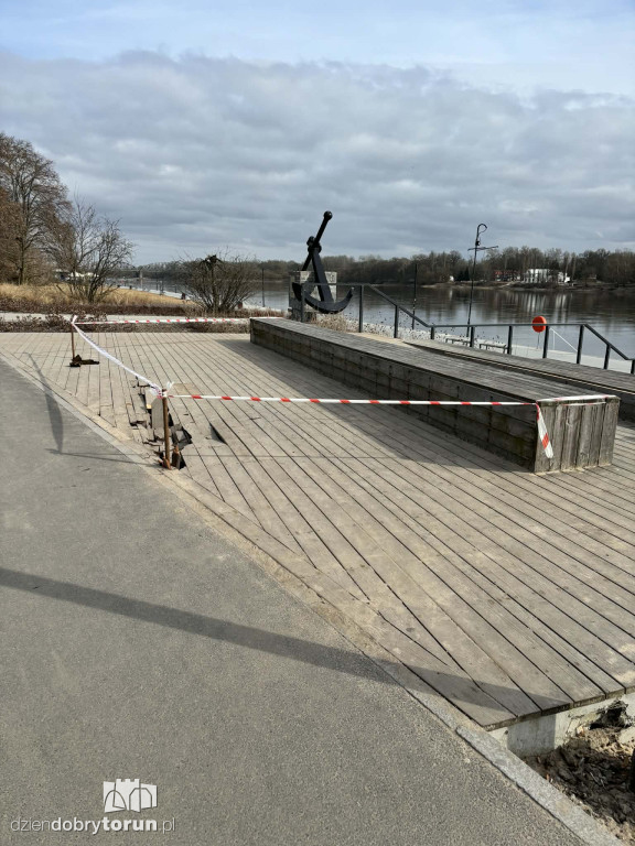 Pomost na bulwarze zniszczony!