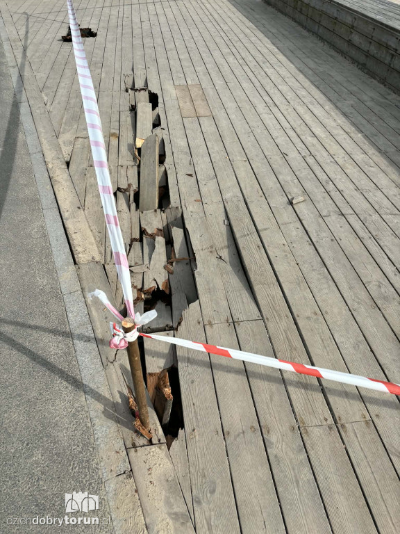 Pomost na bulwarze zniszczony!