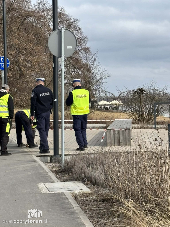 Pomost na bulwarze zniszczony!