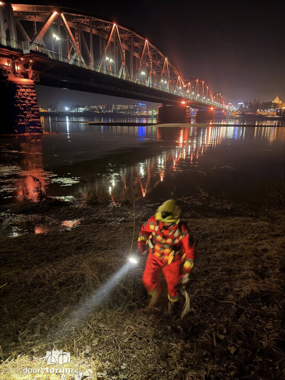 Nocna akcja ratowników nad Wisłą