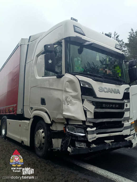 Zderzenie osobówki z ciężarówką na DK15