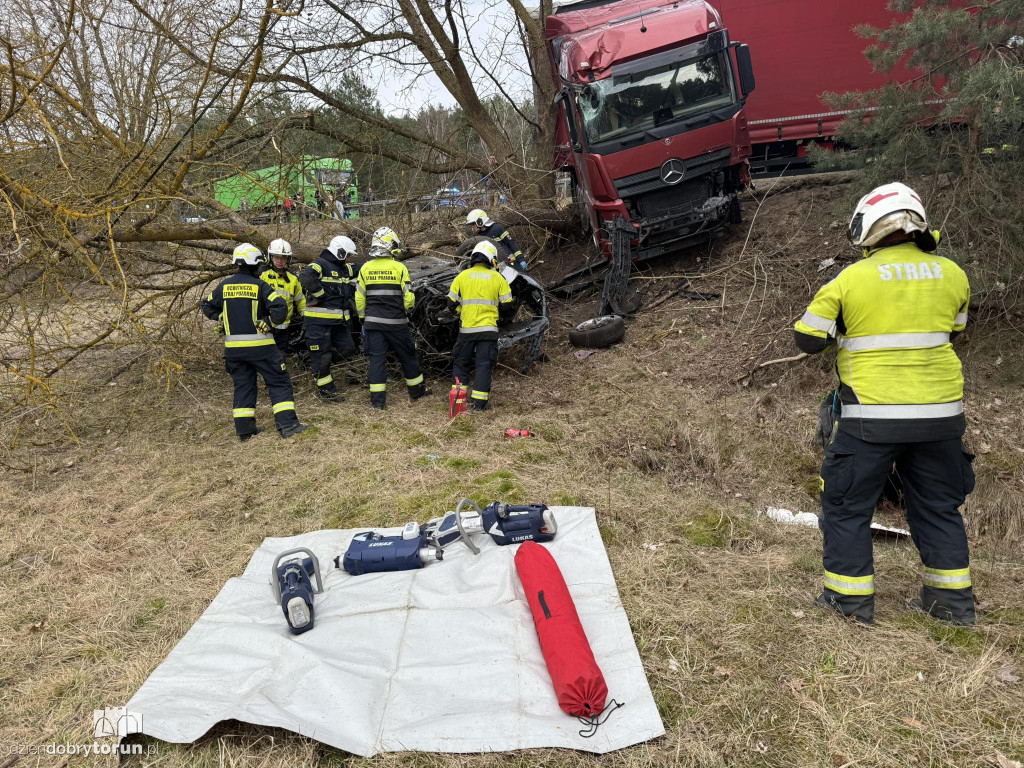 DK10 sparaliżowana, jedna osoba nie żyje