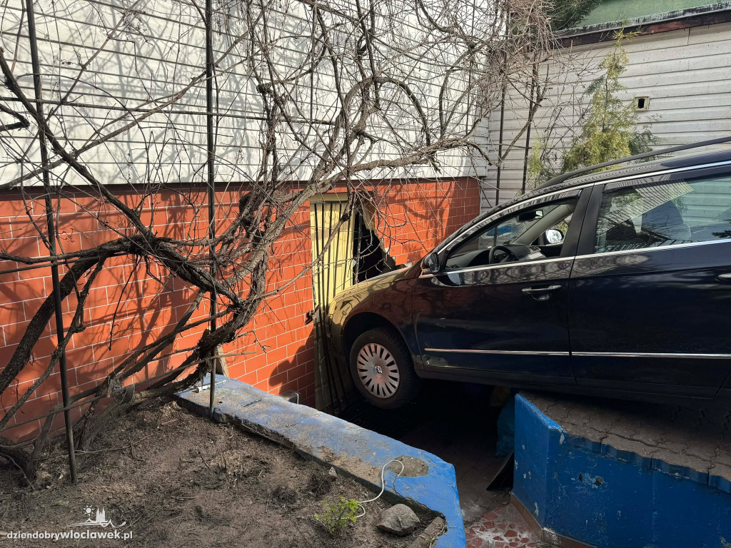 Samochód wjechał w dom