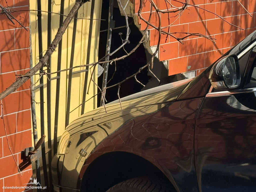 Samochód wjechał w dom