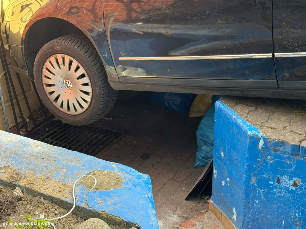 Samochód wjechał w dom