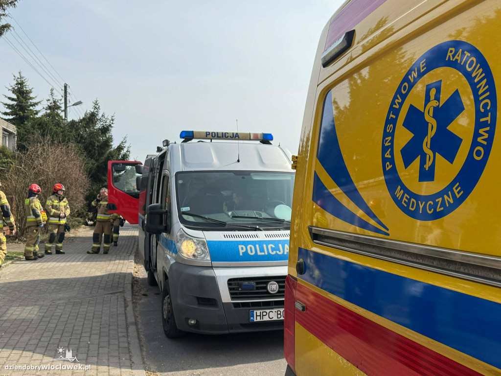 Samochód wjechał w dom