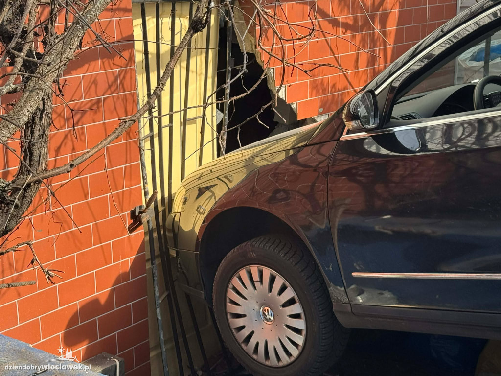 Samochód wjechał w dom