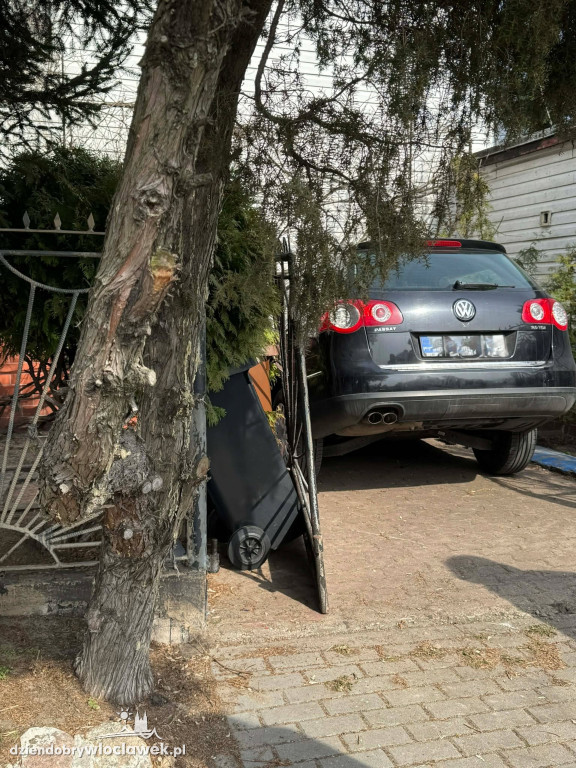 Samochód wjechał w dom