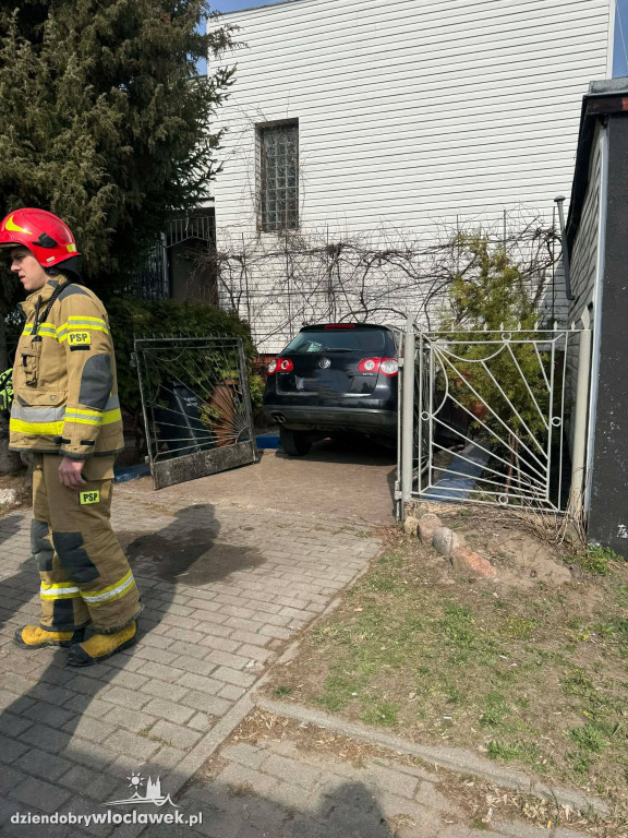 Samochód wjechał w dom