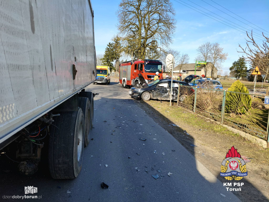 Zderzenie osobówki z ciężarówką