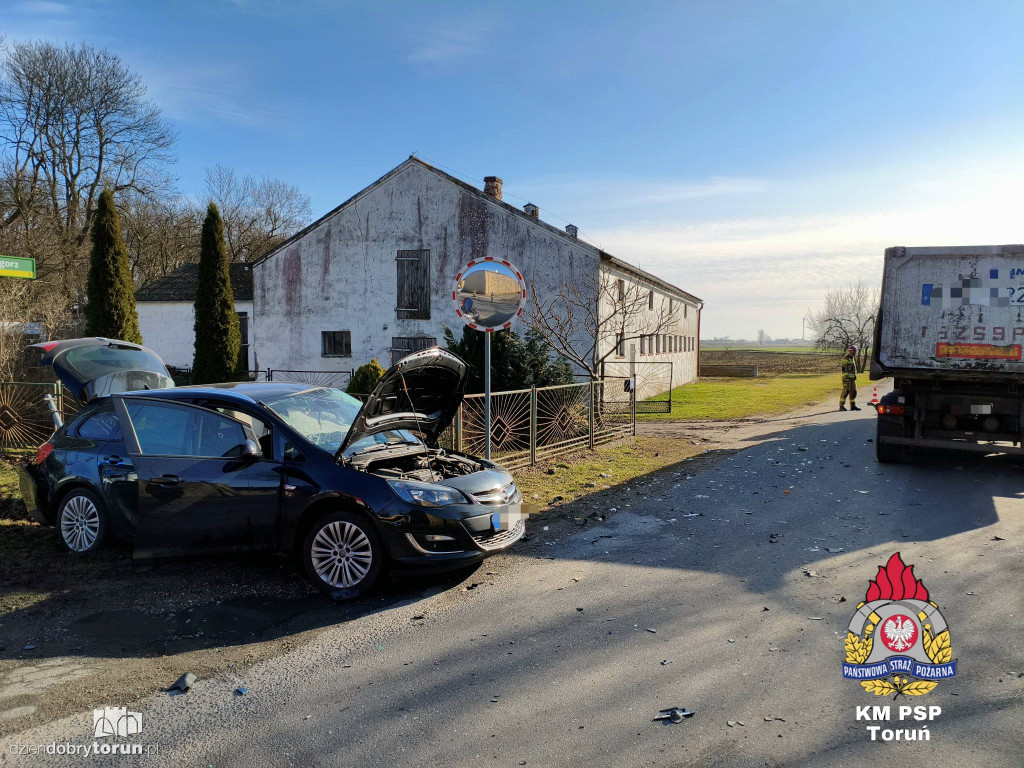 Zderzenie osobówki z ciężarówką