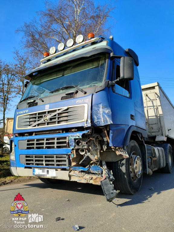 Zderzenie osobówki z ciężarówką