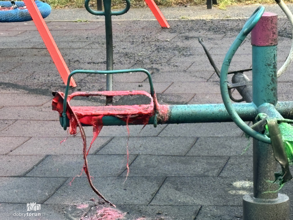Spalony plac zabaw na Skarpie