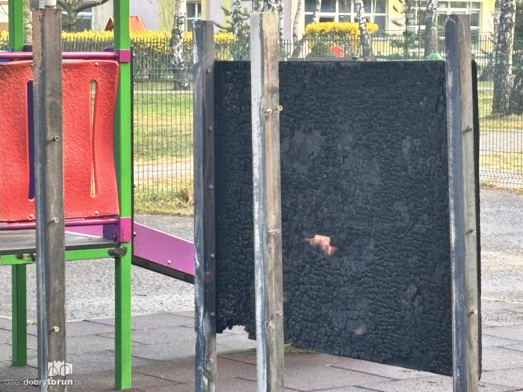 Spalony plac zabaw na Skarpie
