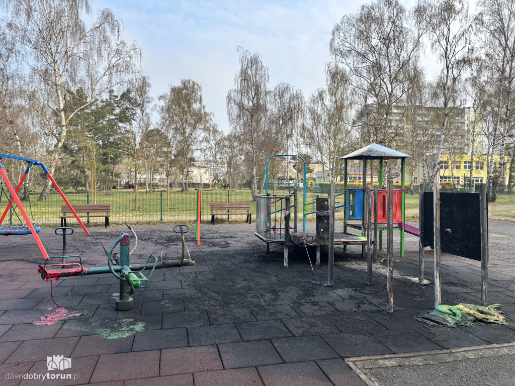 Spalony plac zabaw na Skarpie