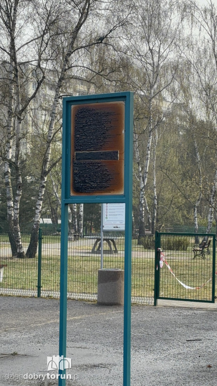 Spalony plac zabaw na Skarpie