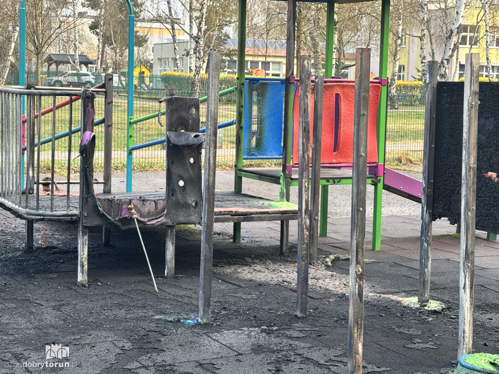 Spalony plac zabaw na Skarpie