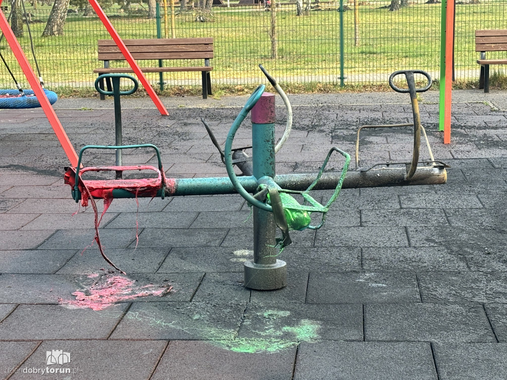 Spalony plac zabaw na Skarpie