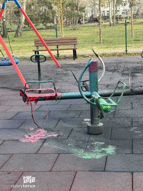 Spalony plac zabaw na Skarpie