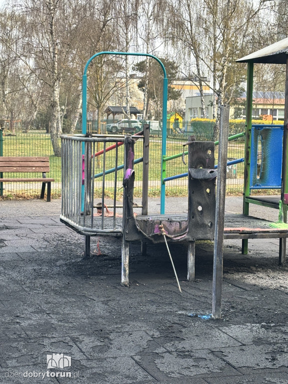 Spalony plac zabaw na Skarpie