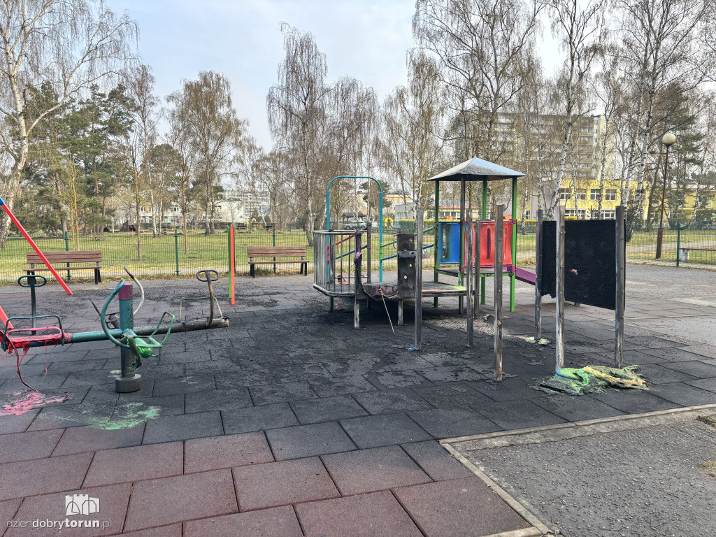 Spalony plac zabaw na Skarpie