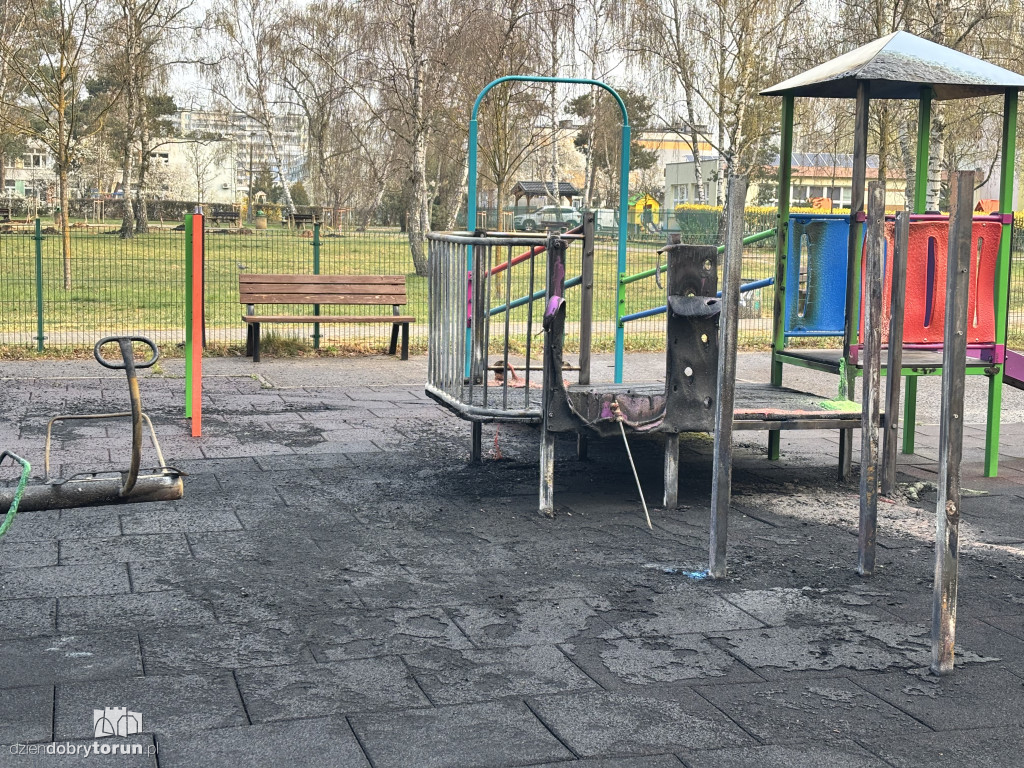 Spalony plac zabaw na Skarpie
