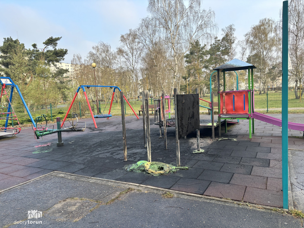 Spalony plac zabaw na Skarpie